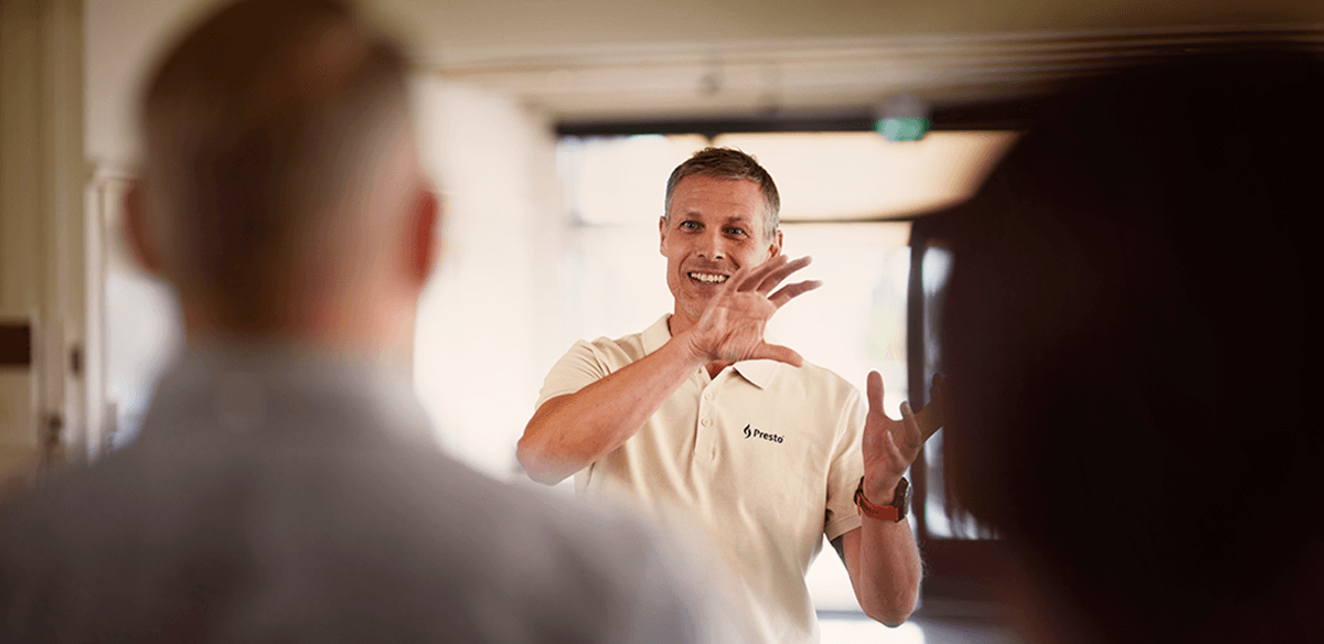 En man ger en grupp människor instruktioner